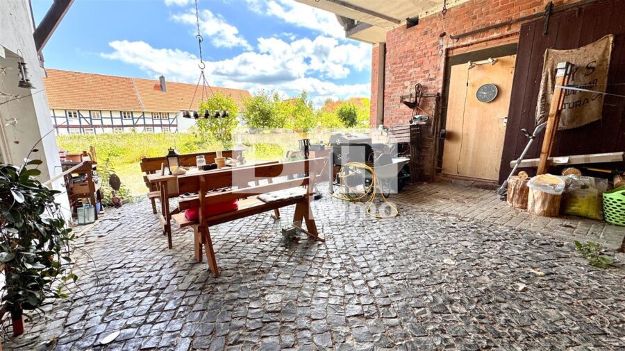 Saniertes Fachwerkhaus mit neuem Dach mit Nebengebäude + PV Anlage auf großem Grundstück - Terrasse überdacht